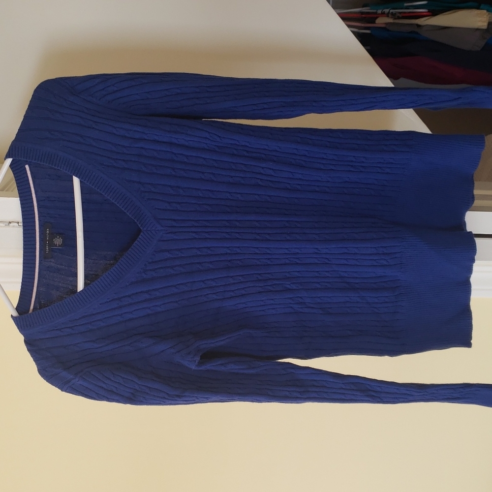 Tommy hilfiger large blue sweaterfits like medium